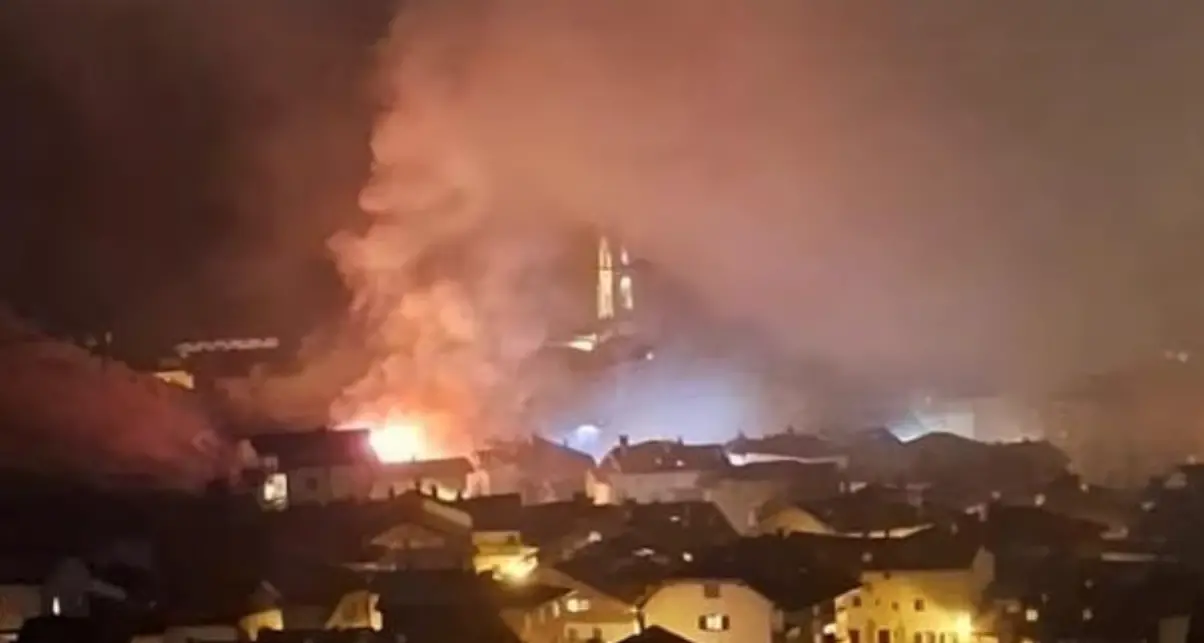 Incendio di Predazzo, dura battaglia contro le fiamme in centro al paese