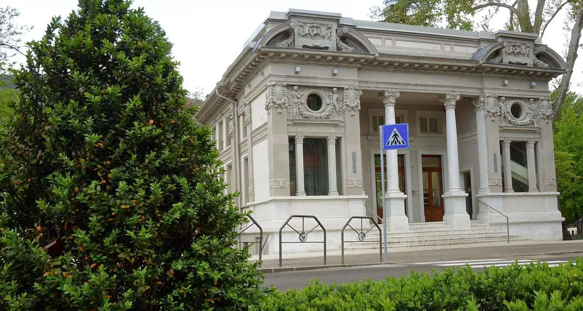 Incastrata con la mano nelle porte dell’ascensore: spavento per una bimba di 2 anni