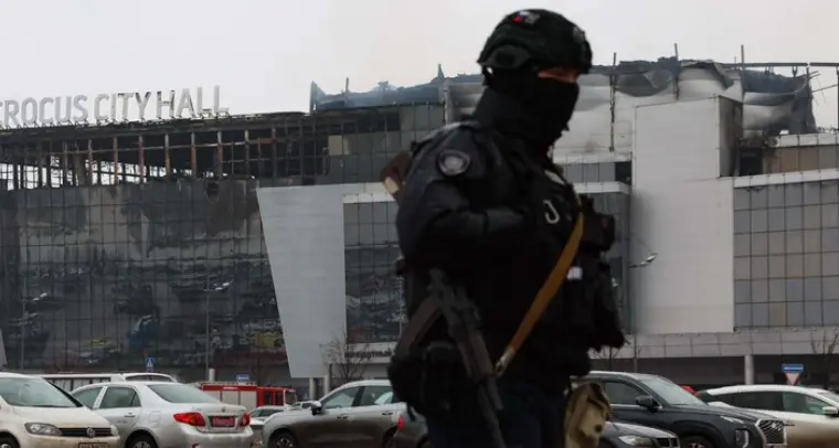 Strage a Mosca, l'Isis rivendica una seconda volta, ma Putin accusa ancora l'Ucraina