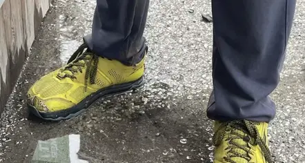Sulla neve in montagna con scarpe ginnastica, soccorso un turista americano