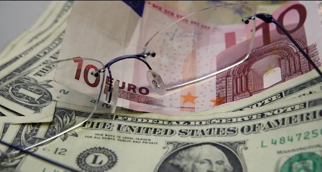 Cambi: il dollaro si rafforza sull'euro e sulla sterlina