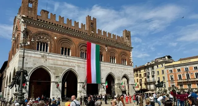 2 giugno: a Piacenza bandierone tricolore issato alla rovescia