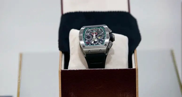 Orologio da mezzo milione rapinato a un imprenditore a Milano
