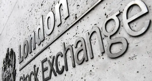 Borsa: Europa oscilla, bene titoli energia