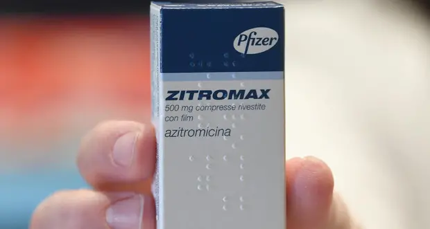 Caccia all'antibiotico Zitromax, scorte esaurite, ma l'Aifa mette in guardia: «Non serve per il Covid. Anzi, crea problemi»