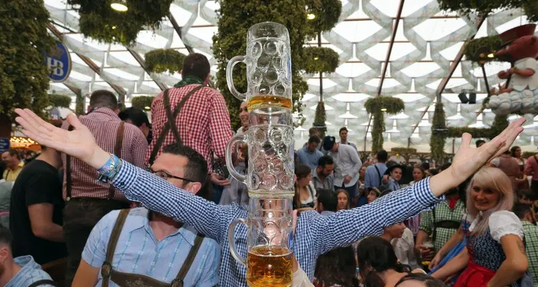 Fanno il saluto nazista: arrestati due italiani all’Oktoberfest