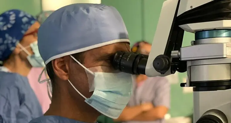 Oculisti: per gli interventi in privato 3 mila euro l'ora, per le visite 400