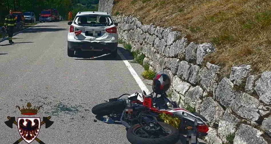 Vallarsa, incidente fra una moto e un suv: portato a Trento con l’elicottero un giovane del posto