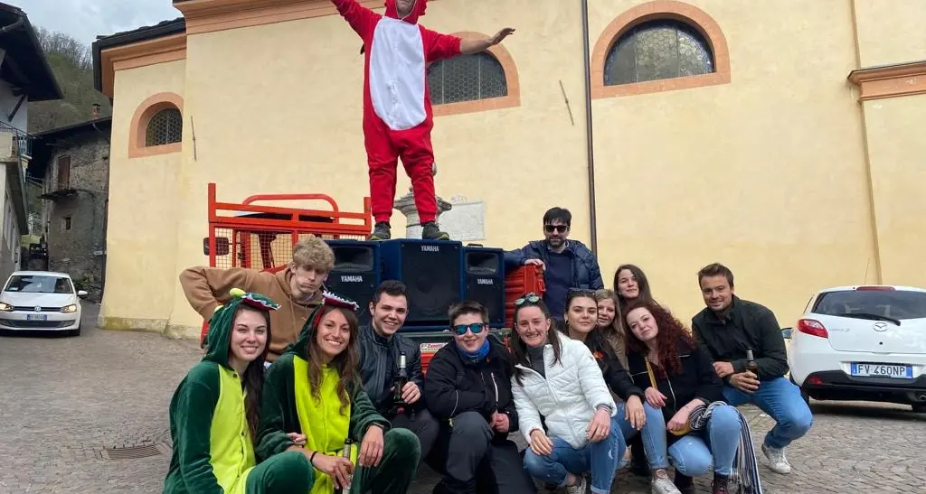 Serso, campanò vietato per \"ragioni di sicurezza\", i coscritti lo portano in giro con l'Ape «sound system» – IL VIDEO