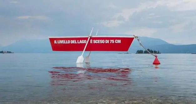 Siccità del Garda, la Provincia vince contro lo spot divisivo della «barca sospesa»
