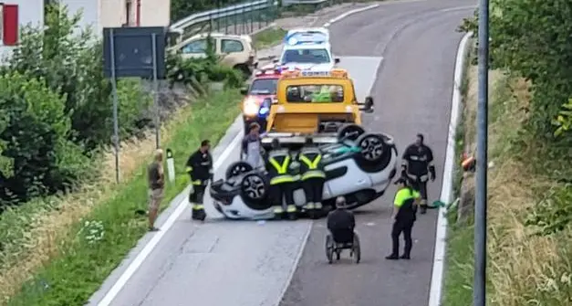 Automobili si ribalta in strada: a Rizzolaga ferito anche un bambino