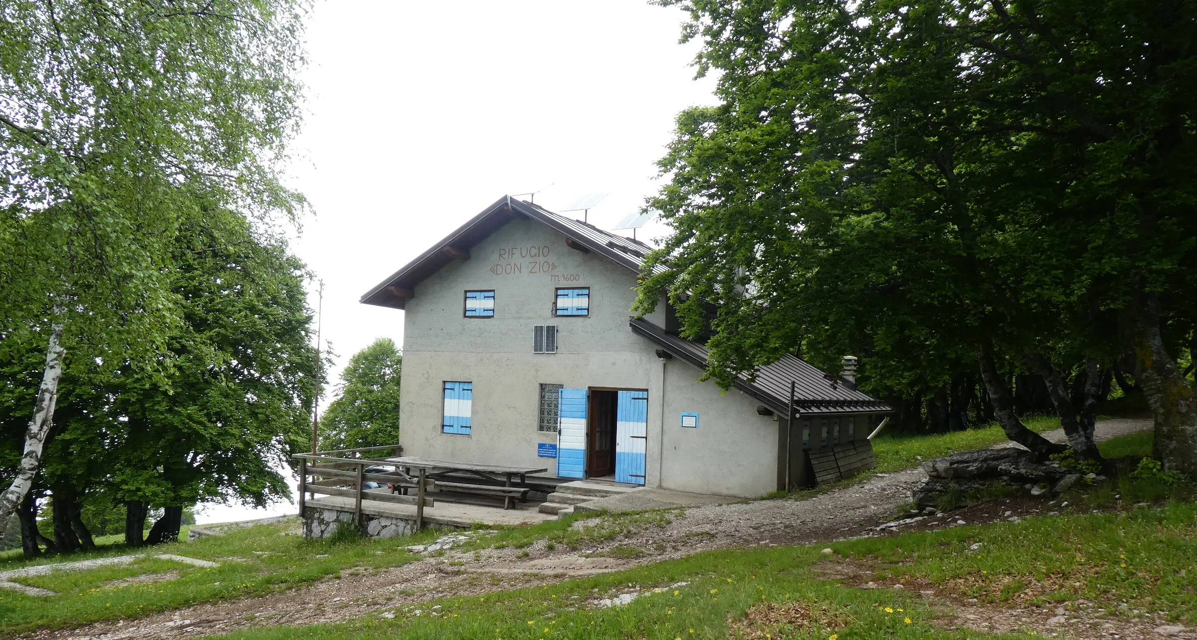 Riapre il rifugio alpino “Don Zio Pisoni” in Valle dei Laghi: struttura riqualificata dalla Sat
