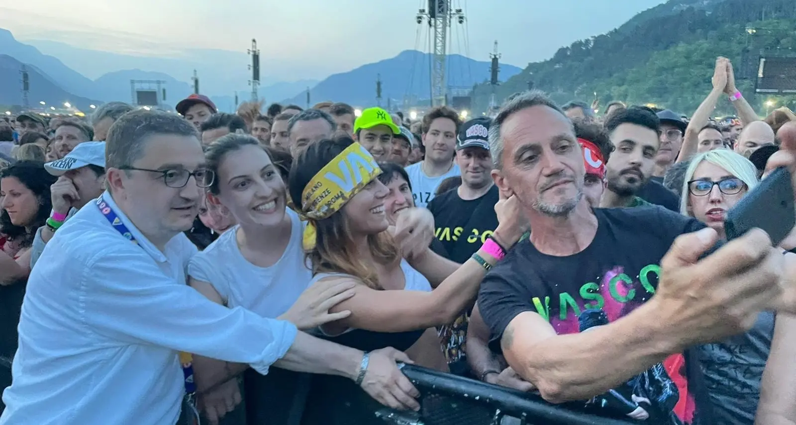 Al concerto di Vasco 120 mila ammassati, ma in sala parto i papà non possono ancora entrare: la lettera di una neomamma roveretana