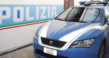 Tragedia familiare a Genova, donna uccisa a coltellate in strada dal fratello