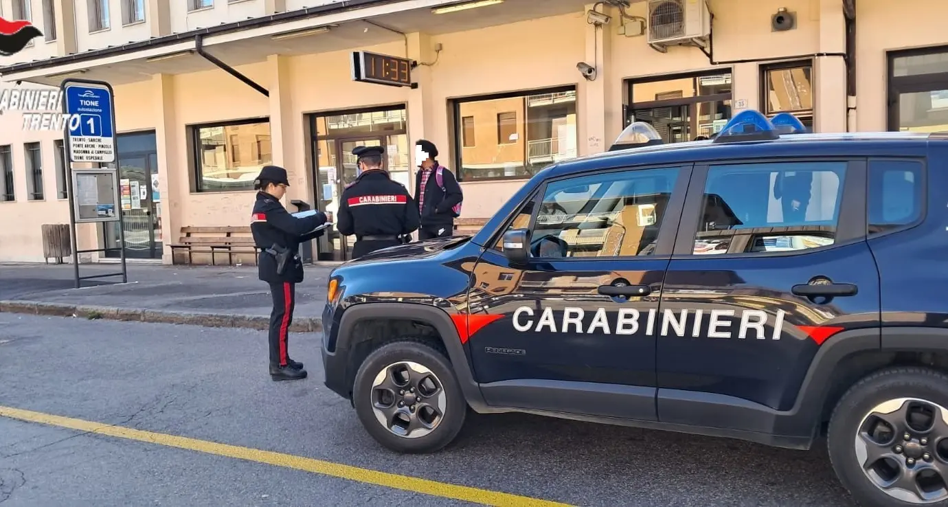 Prende a calci la porta della corriera e la manda in pezzi: minorenne nei guai