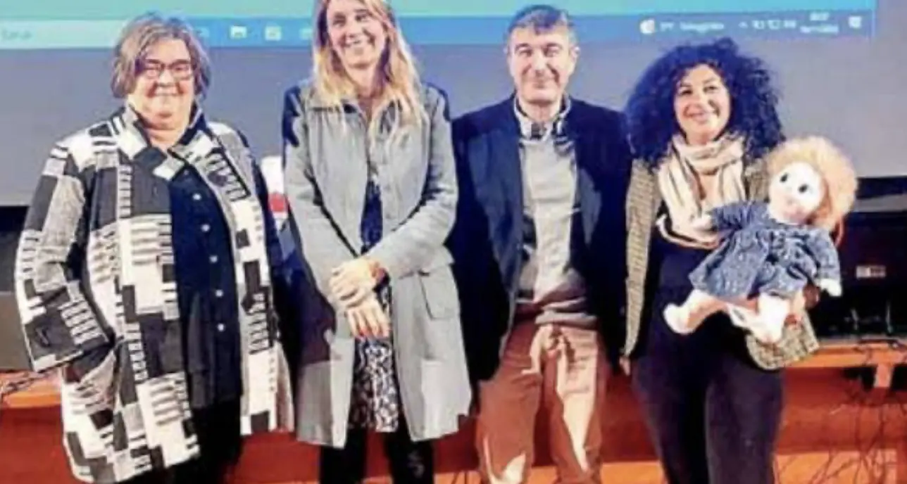 Una bambola per aiutare i malati: la “Doll Therapy” insegnata al tirocinio degli studenti del Don Milani