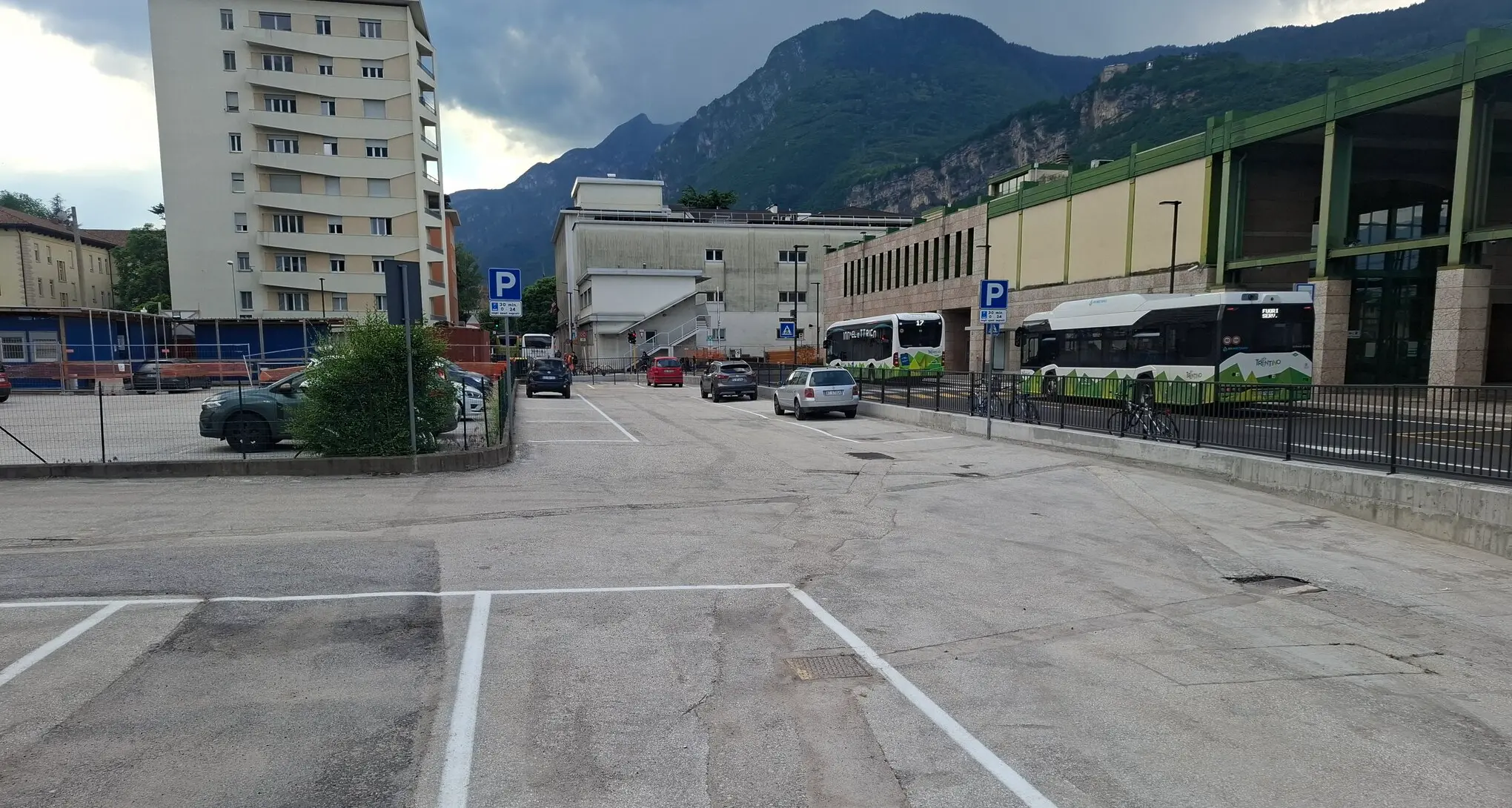 Parcheggi, in via Segantini 18 posti auto per la sosta breve