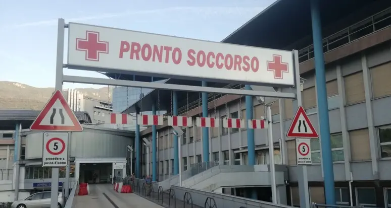 Auto urta una moto a Pieve Tesino, 15enne portato al Santa Chiara in codice rosso