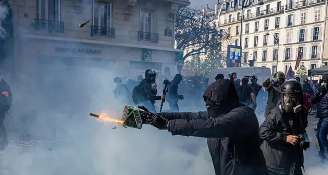 Primo maggio: a Parigi un agente ferito da una molotov