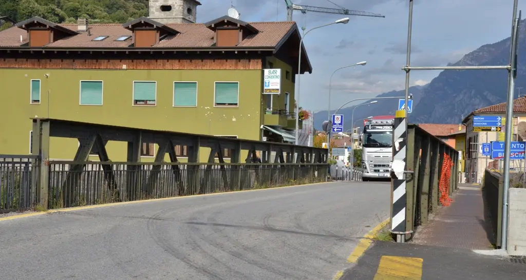Dal ponte nuovo non ci passano, ma i camionisti sul ponte vecchio vengono multati a raffica