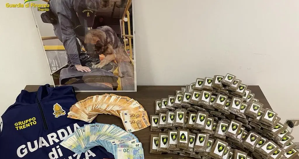 Sequestrati dalla Guardia di Finanza oltre 15,5 kg di droga e 17.700 euro, due arresti