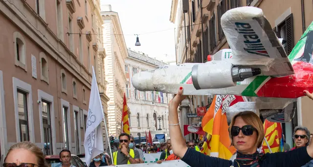 Alitalia: Ue, aiuti da 900 milioni illegali, Italia li recuperi
