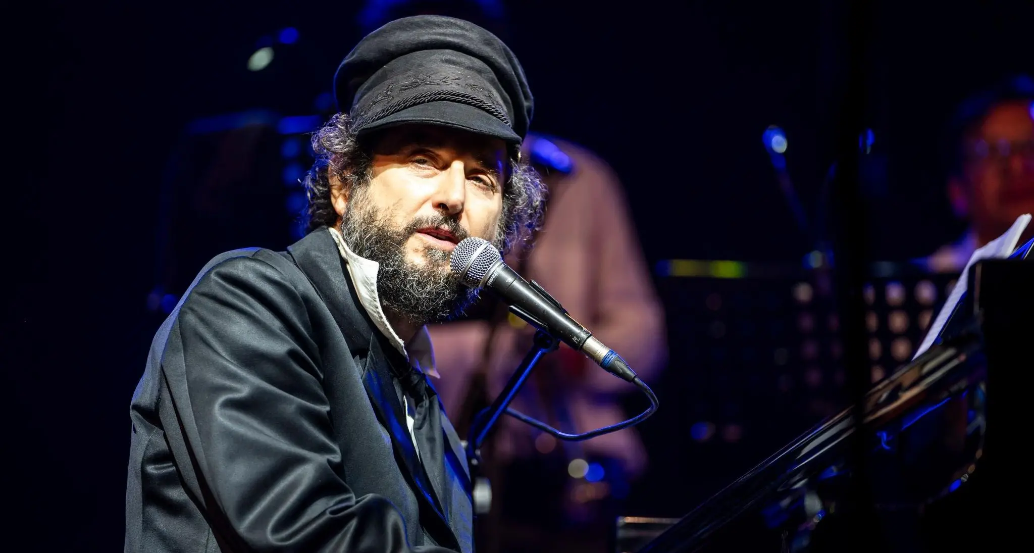 Capossela infiamma la notte di Rovereto, più che un concerto un poetico e potente show natalizio