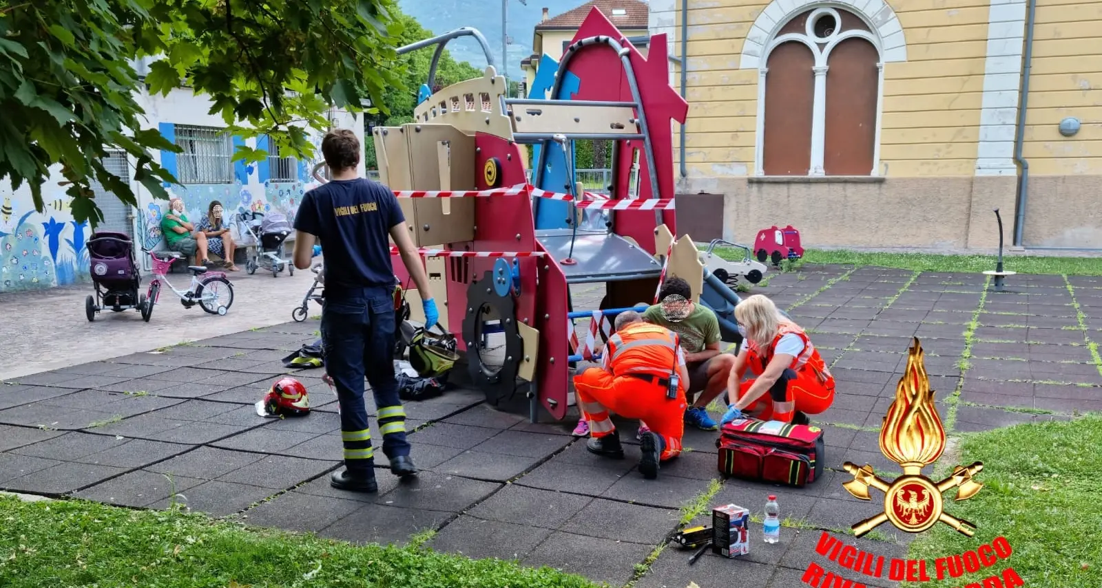 Riva, la bambina resta incastrata nel gioco dei pompieri: arrivano i vigili del fuoco (quelli veri) e la salvano