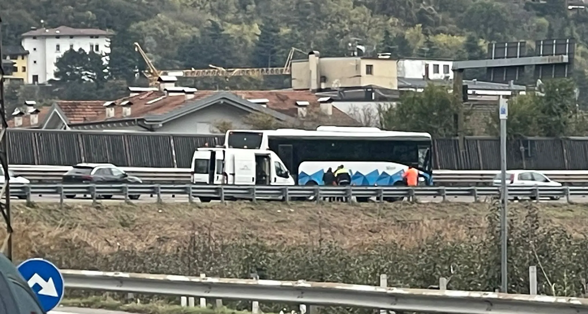 Scontro tra una corriera e una macchina a Trento: disagi in tangenziale