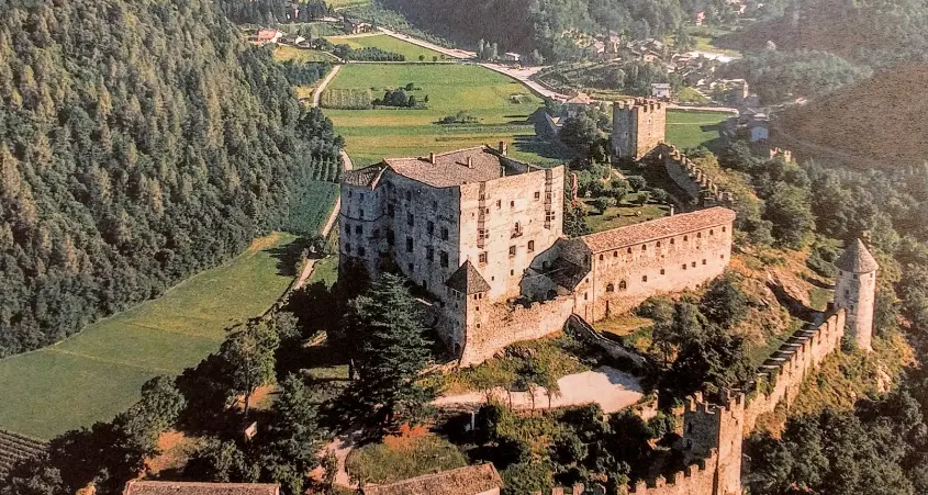 Castello di Pergine, secca replica alle accuse di Andreaus: «L’unico problema è il restauro delle mura»