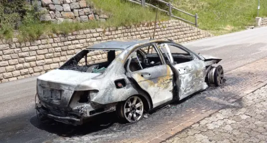 Va a fuoco la Mercedes, gli anziani passeggeri in salvo per un pelo a Palù del Fersina