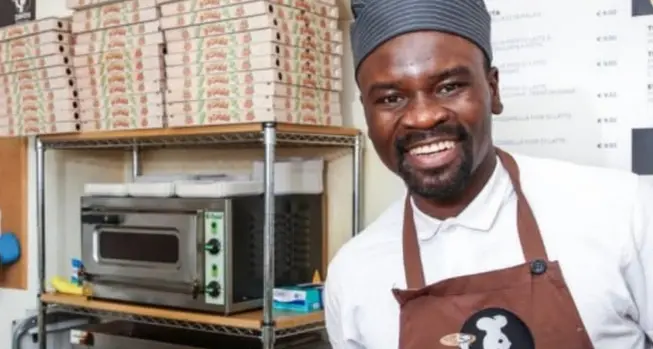 Mangia grazie alla “pizza sospesa”, poi trova un lavoro e torna per donarne una