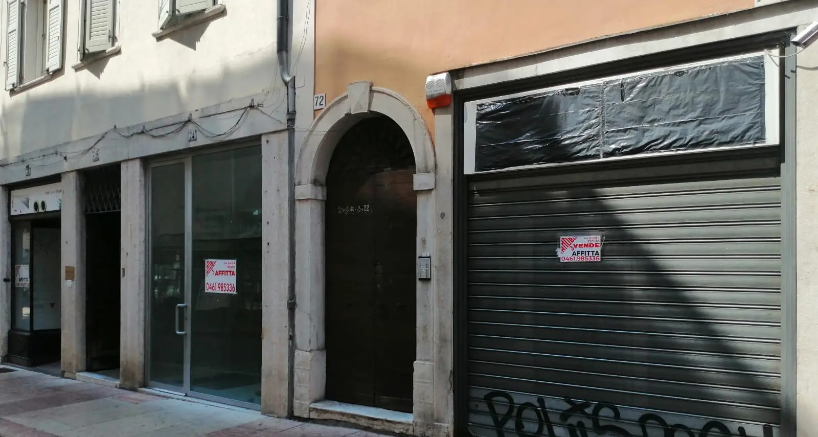 Trento: in via San Pietro la crisi dei negozi, sempre più vetrine spente
