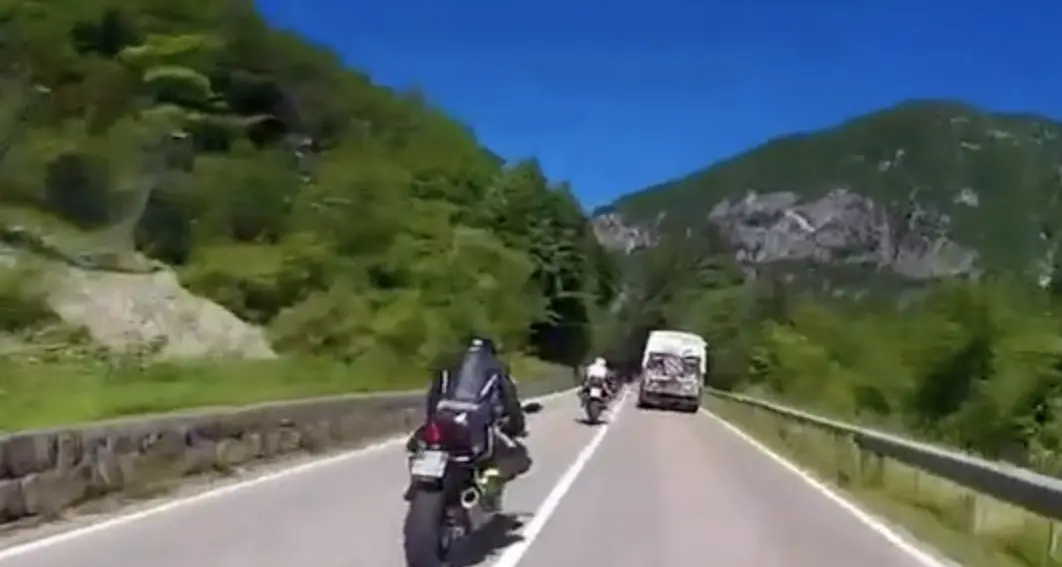 “Andiamo a fare i criminali in Val di Cembra”: identificati i bikers che gareggiavano a 236 Km/h