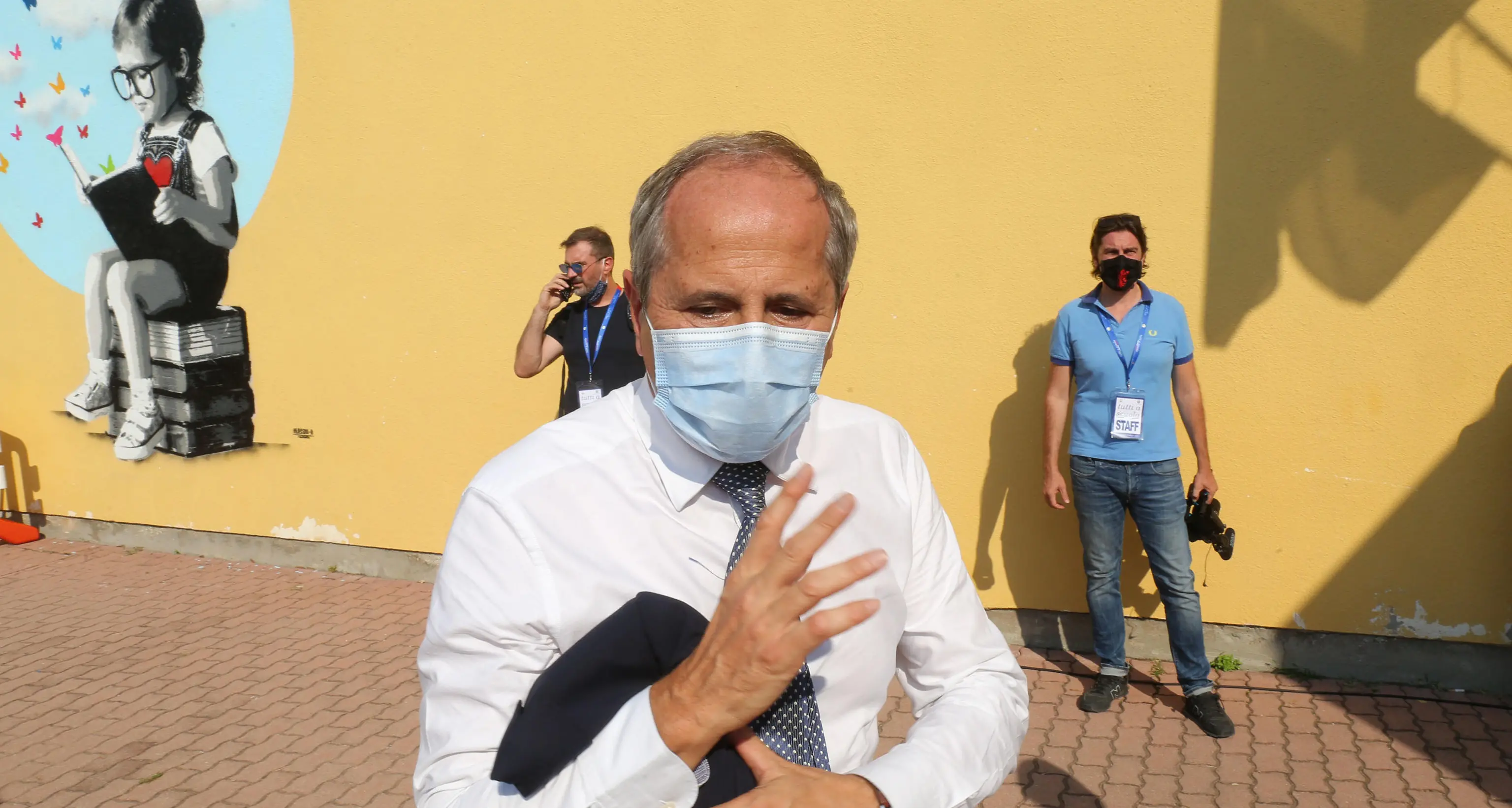 Il virologo Crisanti: «Riaperture? Un azzardo, quanti morti siamo disposti a tollerare?»