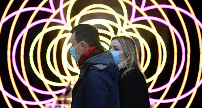 «Super green pass», il Governo prende tempo, le Regioni premono: basta zone gialle e rosse, ma una stretta su chi non si vaccina