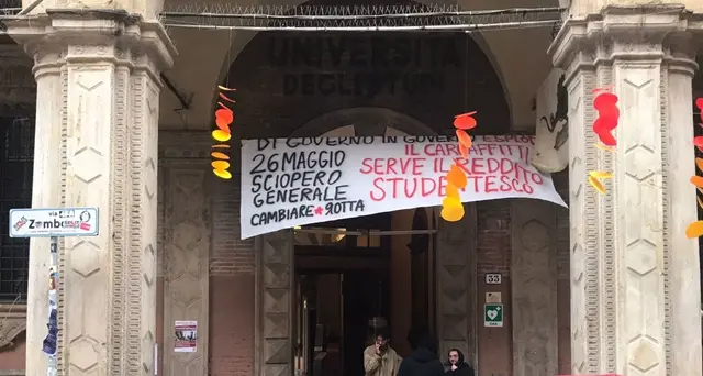 Caro affitti: Bologna, studenti montano tende davanti rettorato