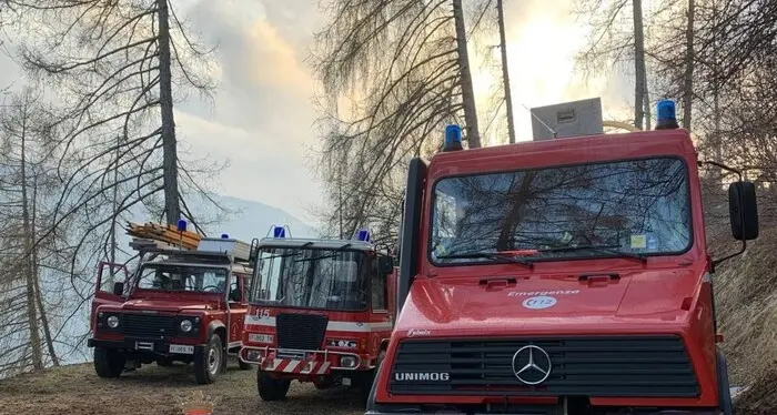 Incendio a Commezzadura, in corso le bonifiche dell’area interessata grazie a decine di vigili del fuoco
