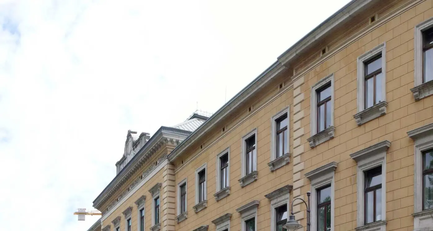 Si toglie le mutande sul balcone, di fronte al bambino dei vicini: cembrano a processo