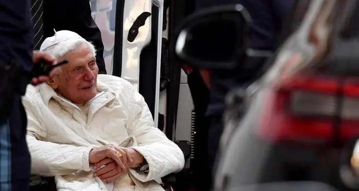 Alle 9.34 è morto il Papa emerito: da lunedì il corpo nella basilica di San Pietro per il saluto dei fedeli