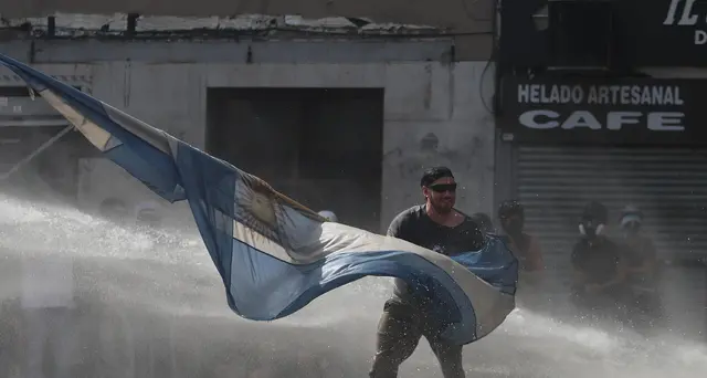 Argentina: scontri davanti al Parlamento, 37 arresti