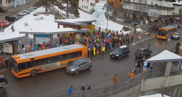 Forte vento in quota, impianti fermi in Val di Fassa, centinaia di turisti appiedati, operazione esodo in corso con gli skibus