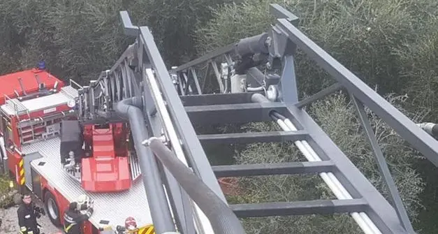 Arco: il camper belga tampona l’autoscala dei vigili del fuoco e fugge