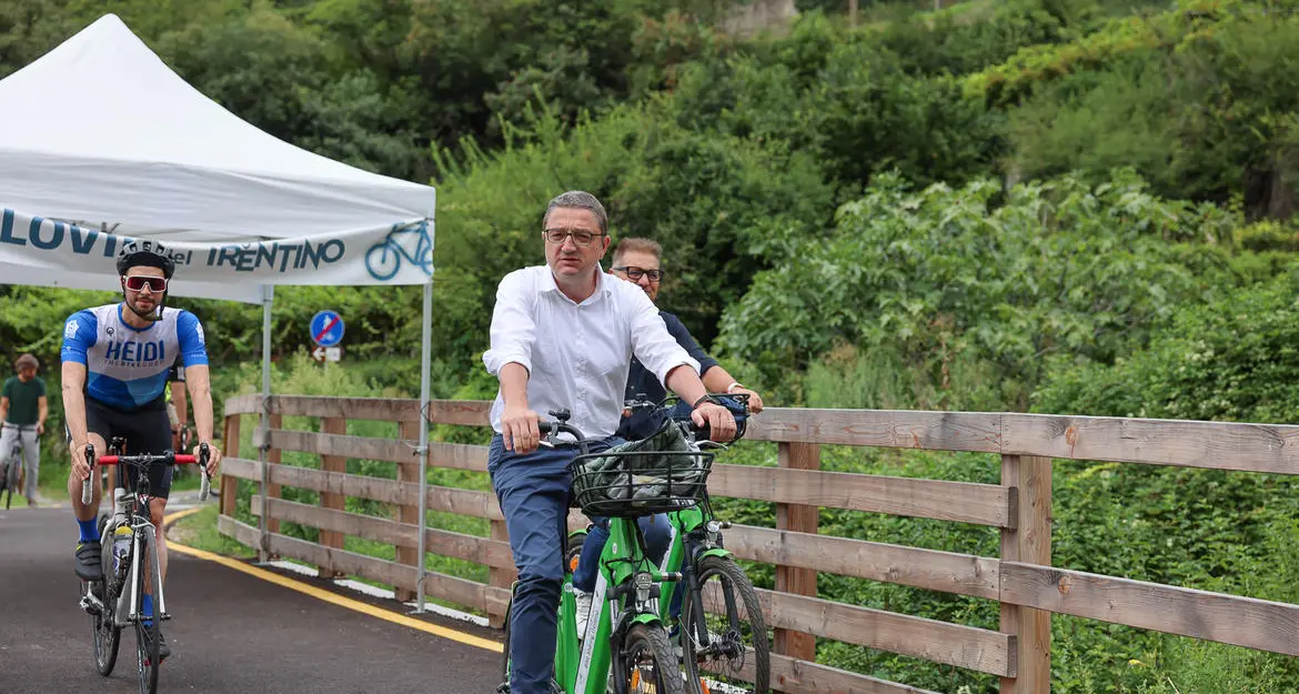 Fugatti inaugura la ciclabile Terlago-Padergnone. Ma dice no a quella del Bus de Vela (si dovrà andare a Sardagna)