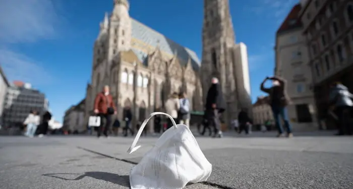 Austria, la svolta Covid: niente quarantena, basta che indossi la mascherina Ffp2