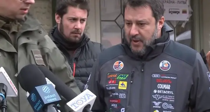 Il giaccone con gli sponsor di Salvini in Polonia: è del 118 lombardo, e gli sponsor si indignano