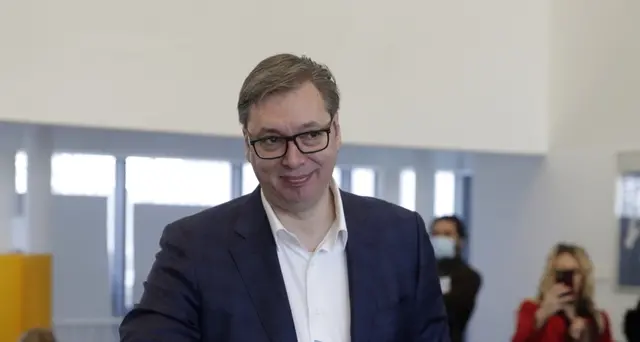 Serbia: Vucic rivendica vittoria a presidenziali e a legislative