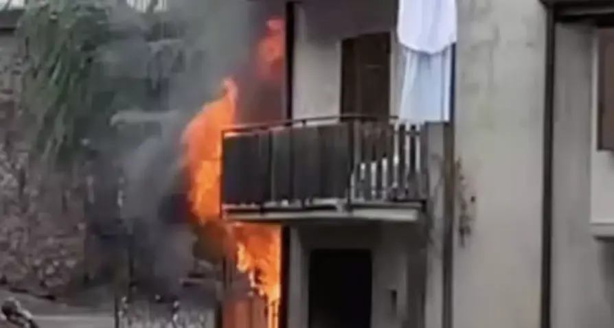 Tettoia in fiamme a Stenico: paura per la presenza di bombole del gas in un edificio adiacente