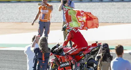Bagnaia su Ducati è campione del mondo: a Valencia l'italiano trionfa 13 anni dopo Valentino Rossi