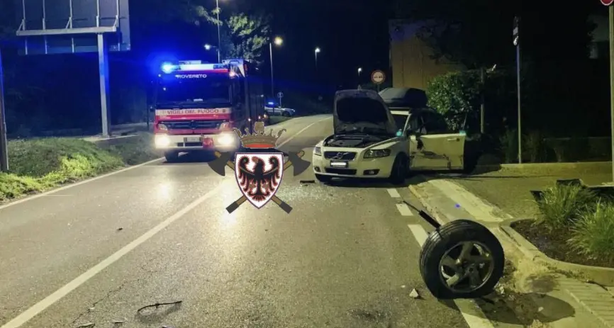 Incidente stradale nella notte, sei persone coinvolte: due feriti